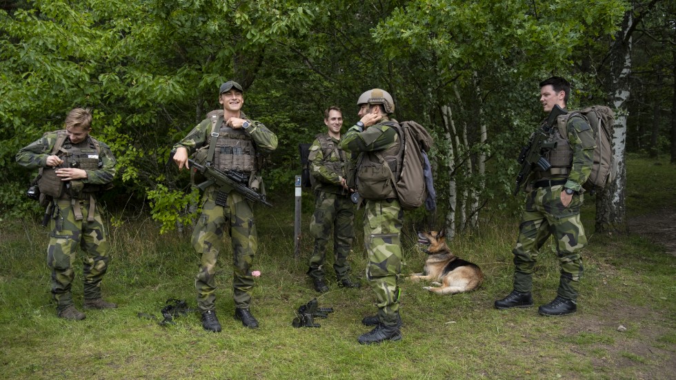 Casper Vånsjö, Hugo Andersson, Robin Nilsson, Stevie Carlsson och Melker Gustafsson pustar ut efter en övning i Valla innan det är dags att knalla iväg. Utrustningen som alla bar vägde 25 kilo.