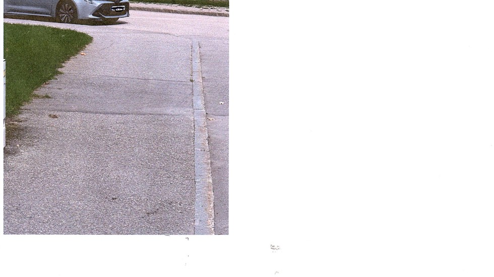 Minst 10 meters avstånd från korsning är regeln som gäller för parkering. På Sörgärdsgatan och Lagmansgatan fungerar det inte, skriver Boende på Lagmansgatan.