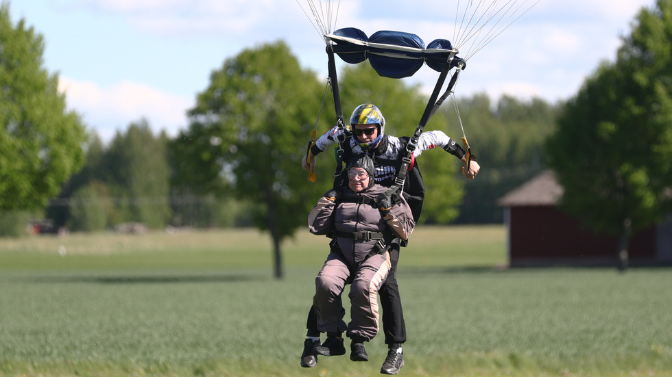Den då 103-årige Rut Larsson från Mjölby blev världens då äldsta fallskärmshoppare förra året. Arkivbild.