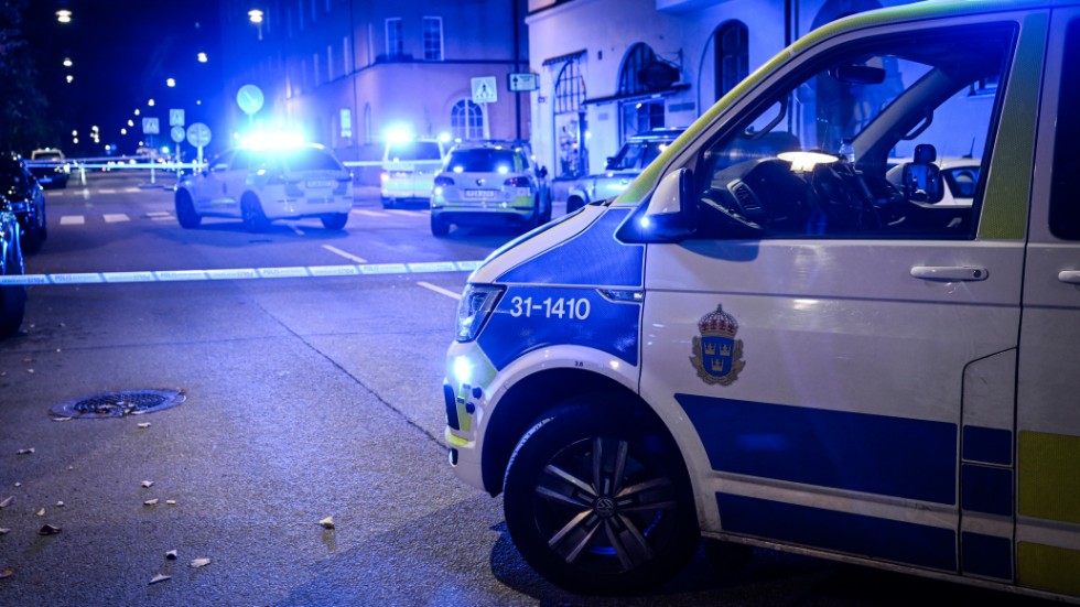 Enligt medieuppgifter har männen kopplingar till den pågående våldsvågen. Bild från Stockholm i onsdags kväll, då en person sköts ihjäl.