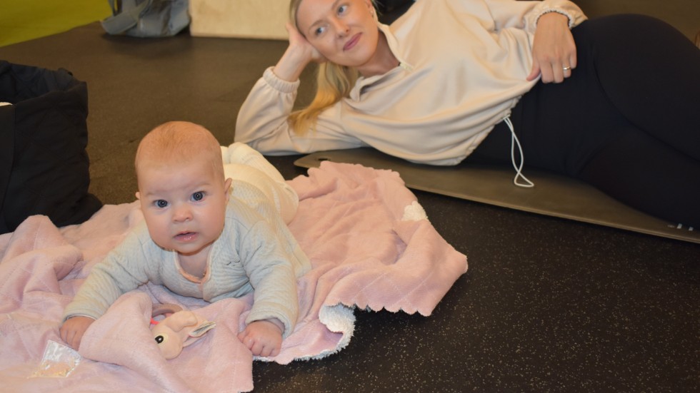 Bebisarna hänger gärna med på träningspassen. Fyra månader gamla Leah är här tillsammans med sin mamma Emma Johansson.