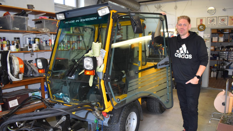 Att kunna hantera olika slags fordon och maskiner, som den här kombinerade gräsklipparen och sopningsmaskinen, är en del av utbildningen. Magnus Bengtsson är snart redo för arbetslivet.
