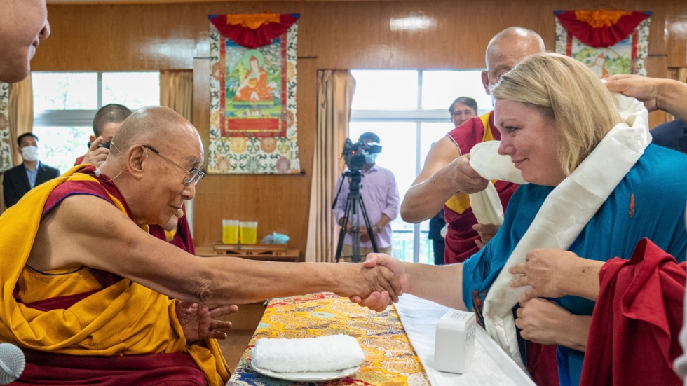Marie Nicholson hälsar på den 88-årige Dalai Lama. "Han är en religiös ledare och en folkledare som världen lyssnar på. Nu finns en stor oro för vad som sker när nästa Dalai Lama ska utses. Kina gör anspråk att stå för det utnämnandet", berättar hon. 