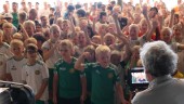 TJUVLYSSNA: Hela HFK-gänget sjunger refrängen i klubbens nya låt
