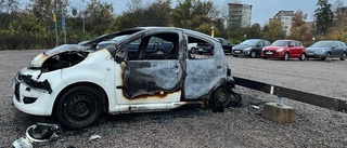 Bil började brinna på grusparkering i Linköping – se bilderna 