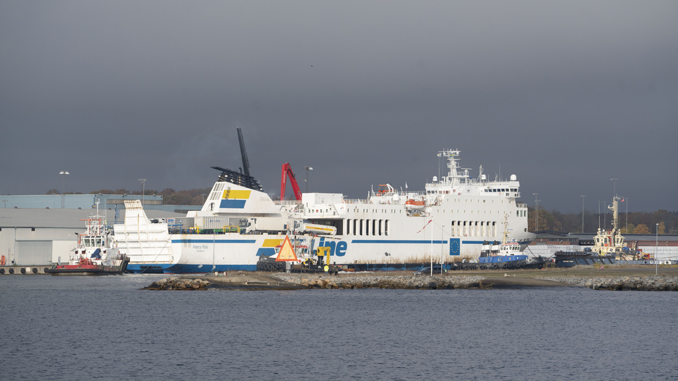 TT-lines färja Marco Polo har nu bogserats in till hamn i Karlshamn.