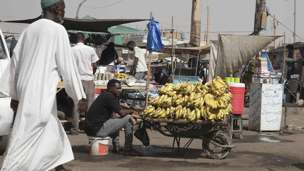 En man säljer bananer i huvudstaden Khartum. Arkivbild.
