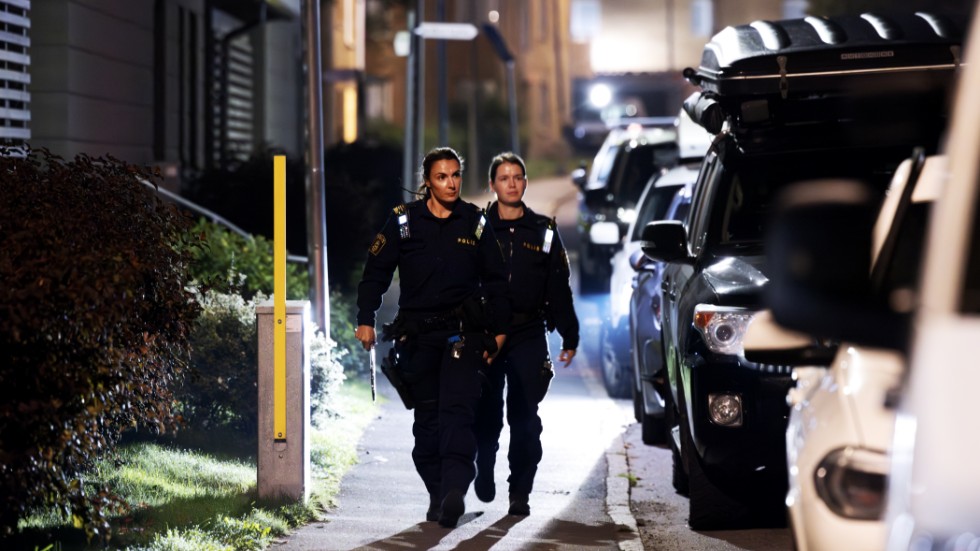 Fyra personer har gripits efter att en man skjutits till döds och en annan person skadats i Jordbro söder om Stockholm natten mot torsdag.