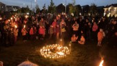 Hundratals samlades i ljusmanifestation – Soha Saad hedrades