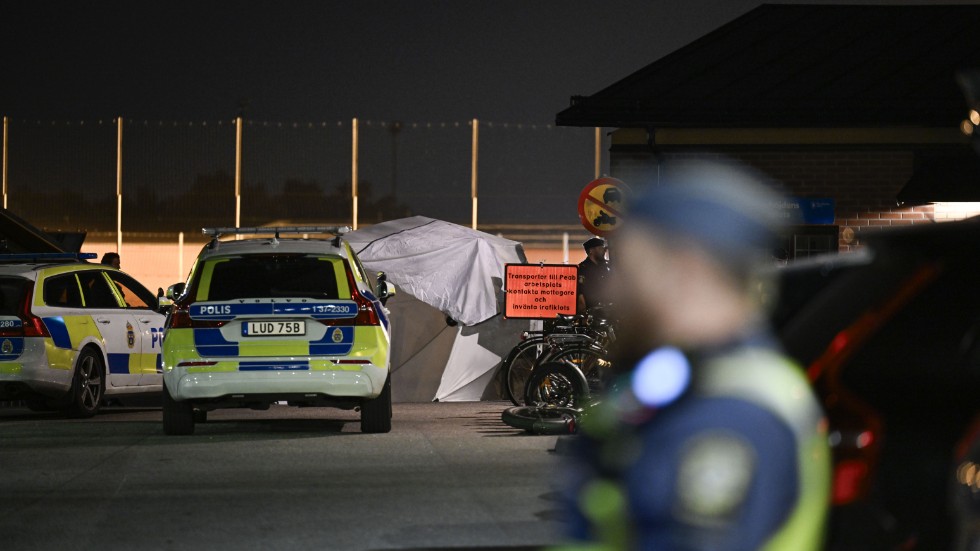 En ung man sköts på onsdagskvällen till döds vid Mälarhöjdens idrottsplats i Fruängen i södra Stockholm.