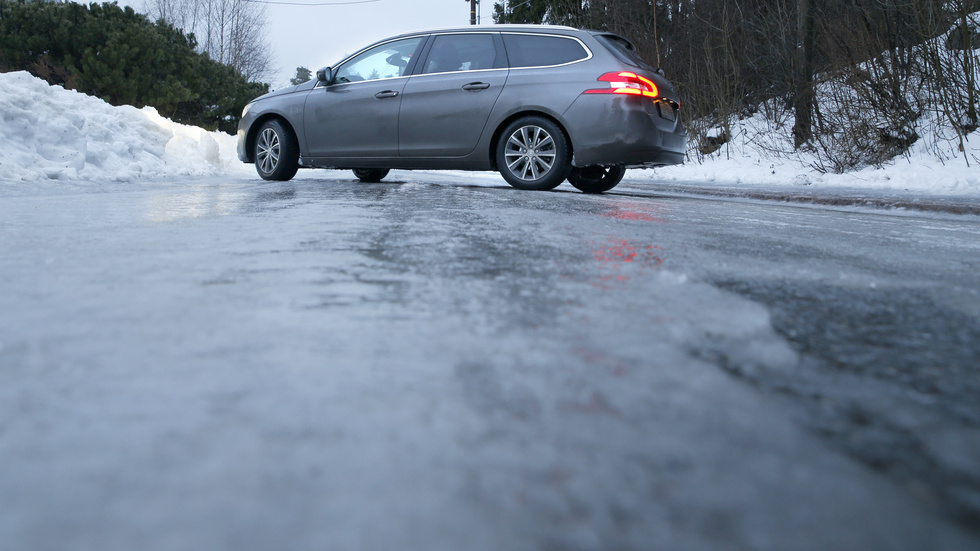 Det kan bli rejält halt på vägarna när luften värmer nederbörden men marken kyler den till is.