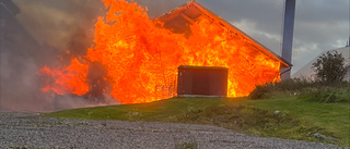 Foder brann inne – när halmmagasin på Åkerö säteri övertändes
