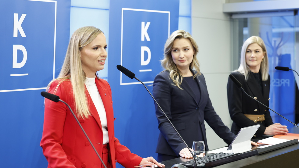 Sara Skyttedal, Ebba Busch och Ella Kardemark under en pressträff där Kristdemokraterna presenterar partiets två toppkandidater till Europaparlamentsvalet.