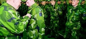 Skydda svenska soldater med biståndspengar