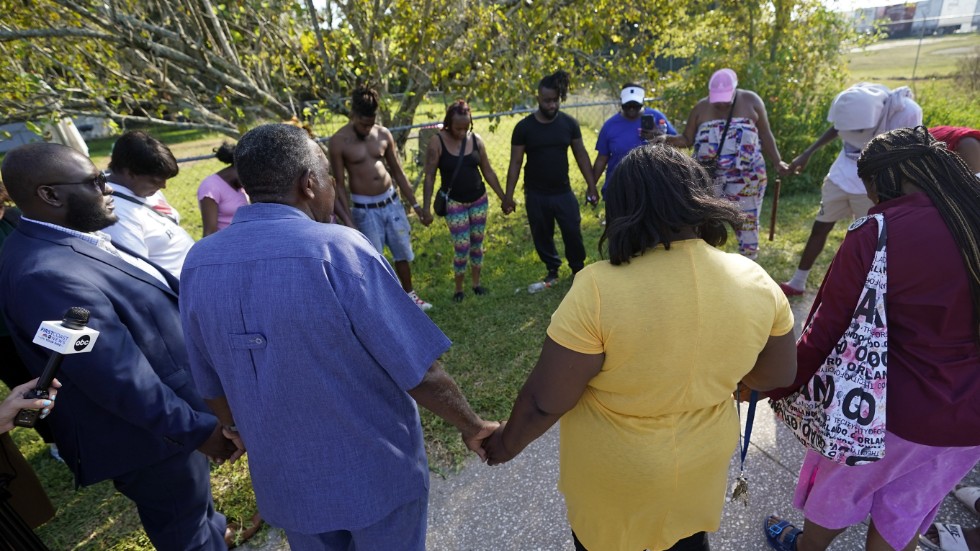 Boende samlades i närheten av brottsplatsen i Jacksonville för att be för offren.
