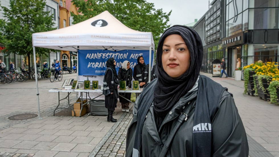 Koranbränningar väcker känslor och debatt. Här en bild från en manifestation mot koranbränningar. Riksdagsledamoten Susanne Nordström (M) är helt "okej" med detta så länge inte koranbränningar förbjuds.