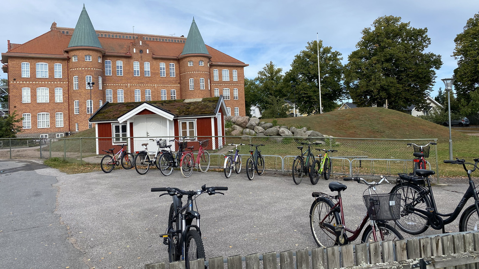 Skribenten anser att Marieborgsskolan behöver fler cykelställ. 