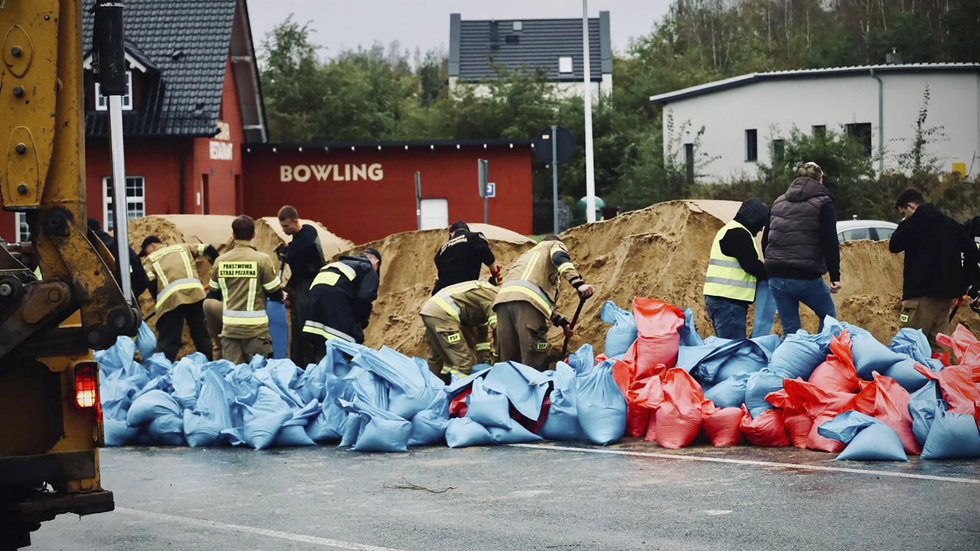 Brandmän och frivilliga bygger fördämningar i Nysa i Polen på tisdagen.