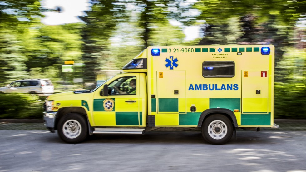Ambulans ryckte ut när en kvinna fick en elstöt.