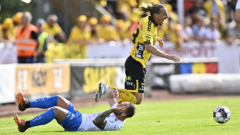 Värnamos Evaldo Netinho och Elfsborgs Niklas Hult i en duell under 1–1-matchen.
