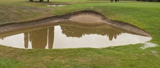 Ovädret dränkte golfbanan – bunkrar blev vattenhinder