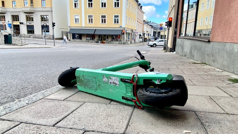 Liggande elsparkcyklar är ett problem även i Strängnäs, anser  Eva Eriksson.