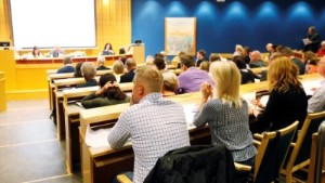 Politikerna skjuter på politisk debatt