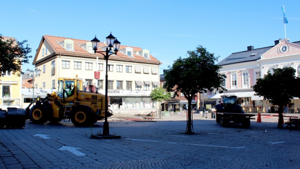 Sommartorget plockas bort och snart kan Vimmerbyborna parkera på torget igen. 