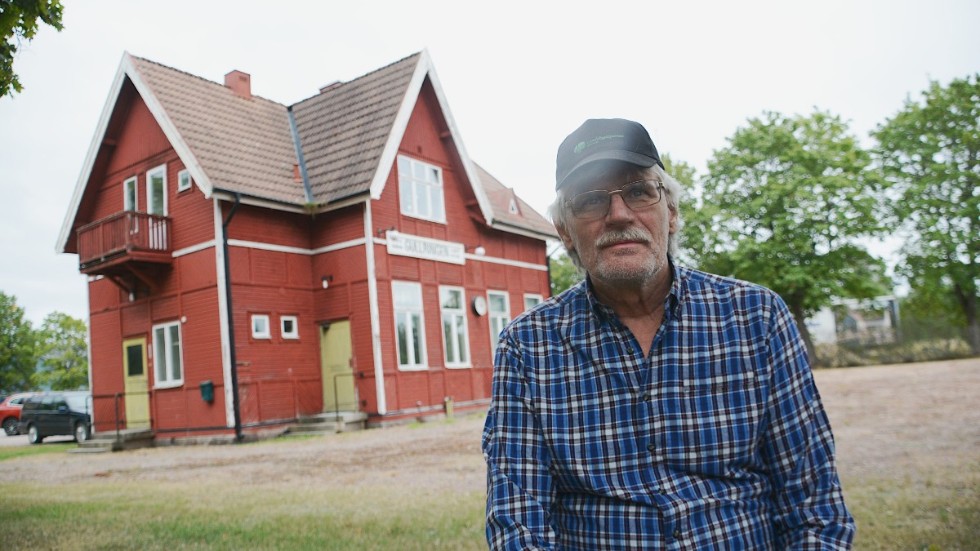 Conny Gunnarsson, Landsbygdspartiet oberoende, valde att göra intervjun vid Gullringens station. "Jag vill se ett tågstopp här. Det skulle betyda mycket för husfabriken som behöver anställa och för ungdomarnas kommunikation", anser han.