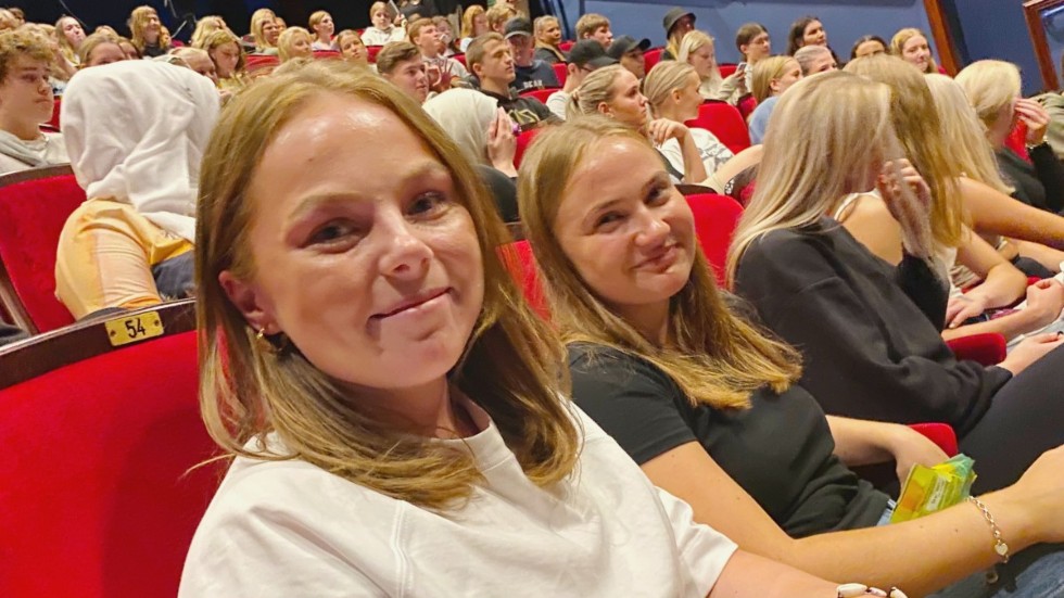 Gymnasieeleverna Lovisa Lindelöf och Emmy Karlsson, TE 21 i årskurs två, lyssnade på torsdagseftermiddagens politiska diskussion. De tyckte det kändes lite segt och har ännu inte bestämt sig hur de ska rösta i skolvalet på onsdag.