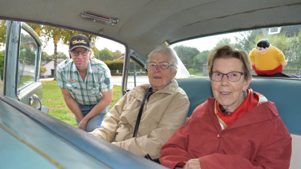 Elsa Antonsson och Rut Johansson, två grannar i samhället, som ville följa med på en utflykt i Ingvar Anderssons Cadillac 1954.