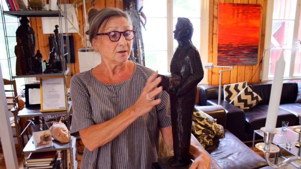 Monica Sandell med en av sina skulpturer.
