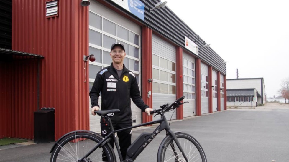 Deltidsbrandman passar perfekt för Anders Oskarsson. Med sin snabba cykel klarar han inställelsetiden när han har beredskap.