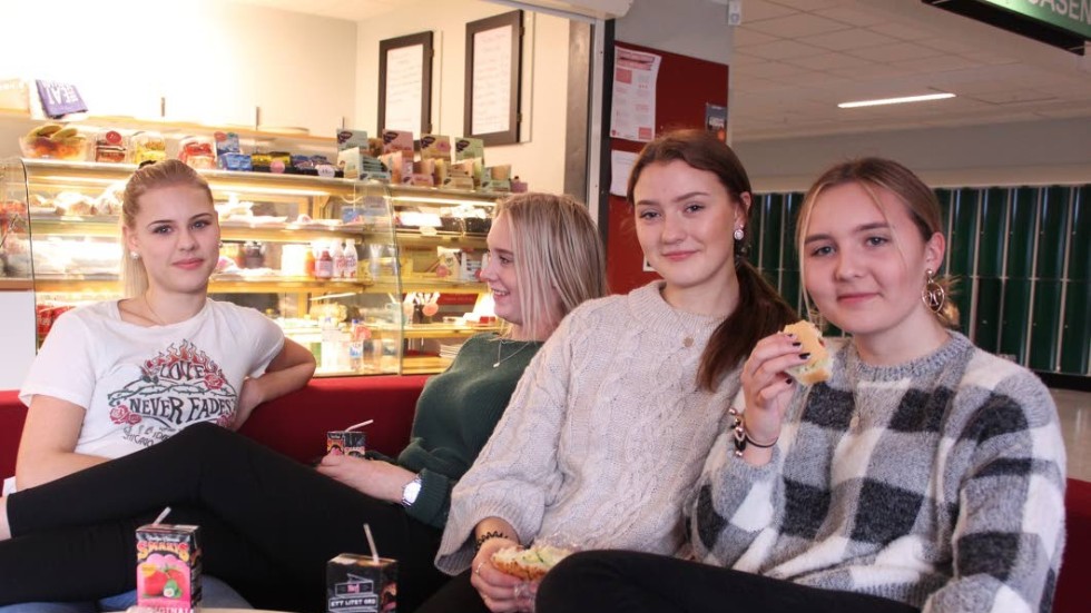 Klara Palovaara, Josefine Karlsson, Engla Horste och Thea Lindström äter frukost. "Det är bra utbud".
