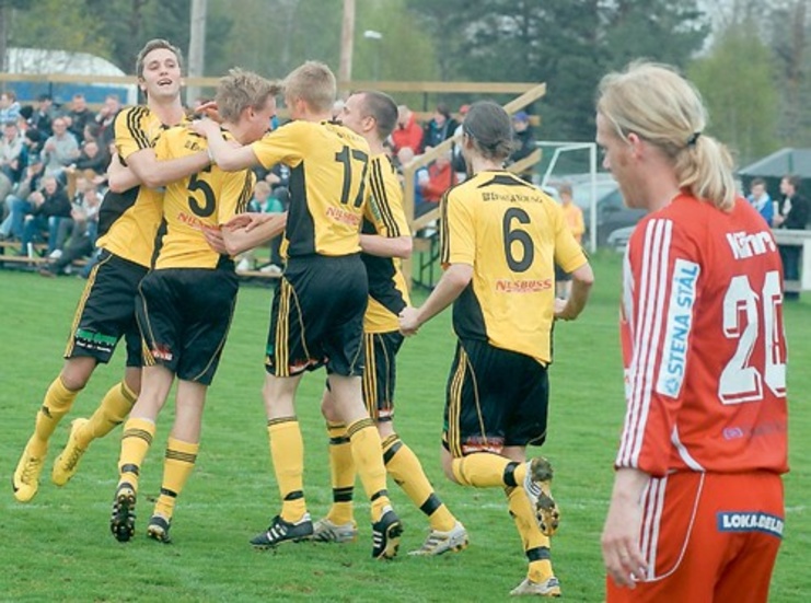 Nya VIF-jubel. Ola Lindblom gratuleras av lagkamraterna efter sitt 1-0-mål i matchen mot Nybro. Vimmerby vann till slut med 2-0 och tog sin femte raka seger i tvåan.