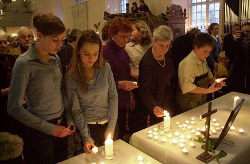 Vid minnesgudstjänsten i Vimmerby kyrka ville många tända ett ljus för Astrid Lindgren.