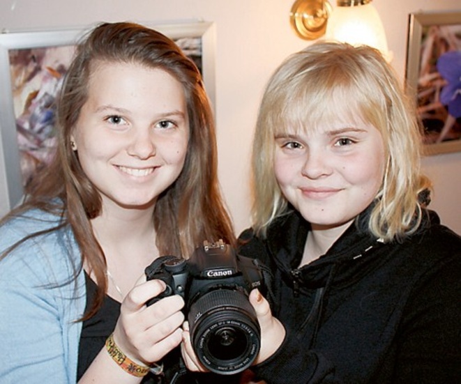 Eleonore Lundström och Julia Borggren är färska medlemmar i Kisa Fotoklubb.