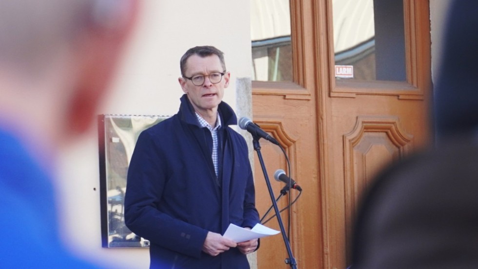 F d landshövding Peter Sandwall när han talade under en manifestation för Ukraina på Stora torget i Västervik i våras.