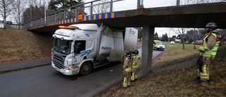 Lastbil fastnade under bro