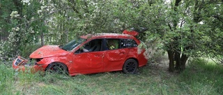 Insjuknade - bilen flög 100 meter in i skogen
