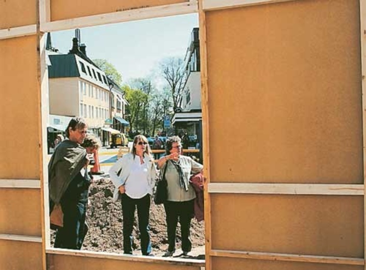 Ta en en titt in genom fönstret till Astrid Lindgrens arbetsrum som ska pryda torget om ett år. I går gjorde konstnärsdelegationen en provuppställning på torget. Foto: Jimmy Karlsson