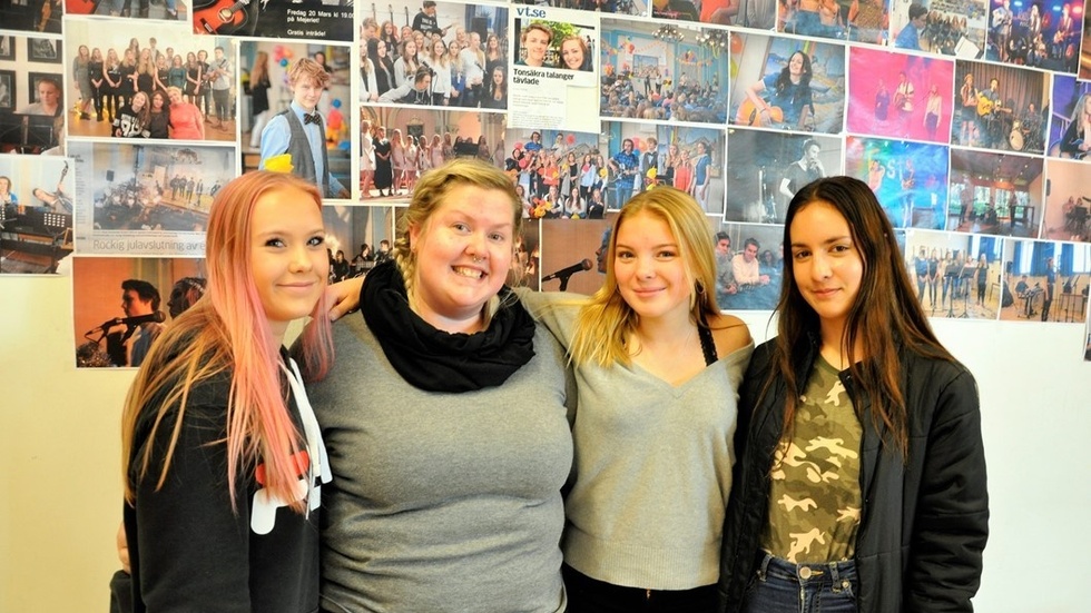 Linnea Petterson, Agnes Aupers och Nataly Alapaki skrev en text om sin omtyckta lärare Emelie Liffner Nilsson som också fick en kram.