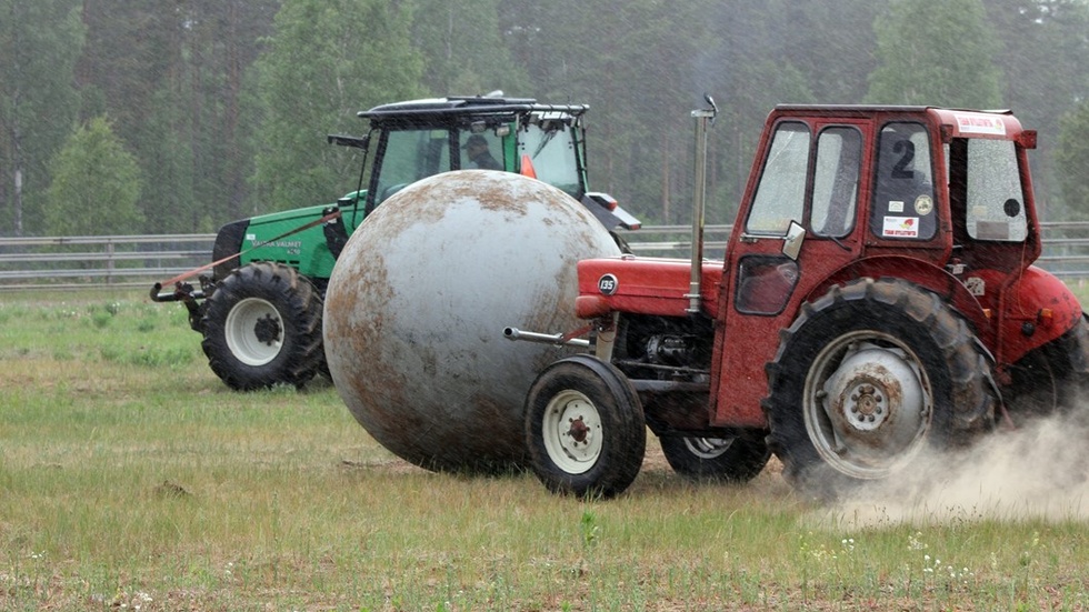 Passningsspelet lämnar väl en del att önska, men det blir många eleganta soloruscher över planen.