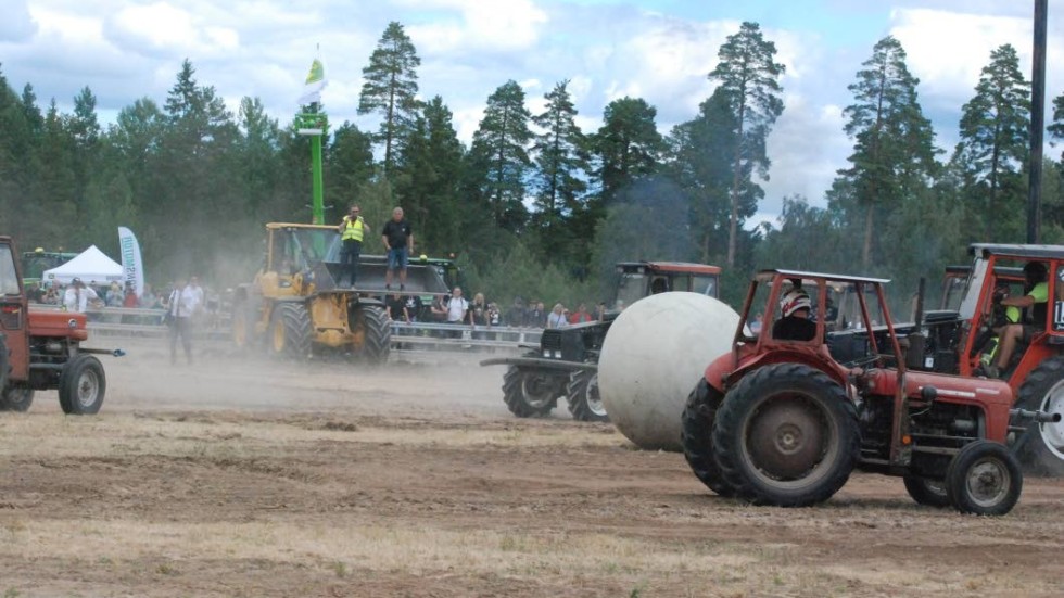 Dammet yrde när traktorerna jagade bollen. Team Hejdlös från Gotland stod i en klass för sig vid lördagens tävlingar i taktorfotboll.