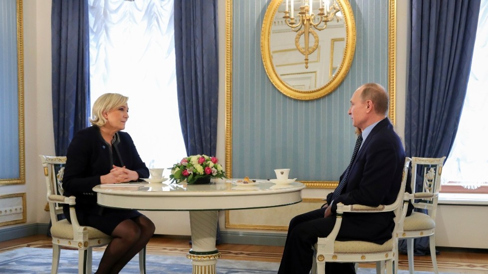 Medlöpare besöker krigsherre. Putin till höger vid kaffebordet. Till vänster Marine Le Pen, fransk nyfascistisk presidentkandidat, finansierad med Putinpengar, förordad av Jimmie Åkesson. 