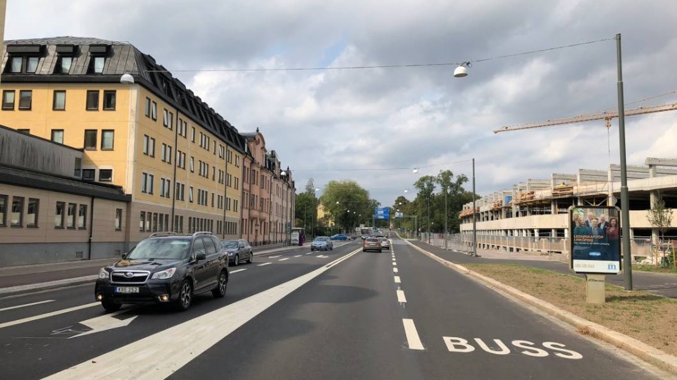 Skribenten undrar över den nya belysningen på Storgatan i Linköping. Kommunen svarar.