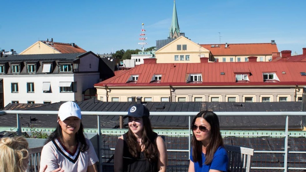 "Jag tar på mig min turistkeps som skydd för solen", skojar Samantha Steel-Mitchell som köpt sin keps på Vasamuseet i Stockholm. Med Linköpings domkyrka i bakgrunden fick tjejerna berätta om vad de lärt sig om svenskarna.