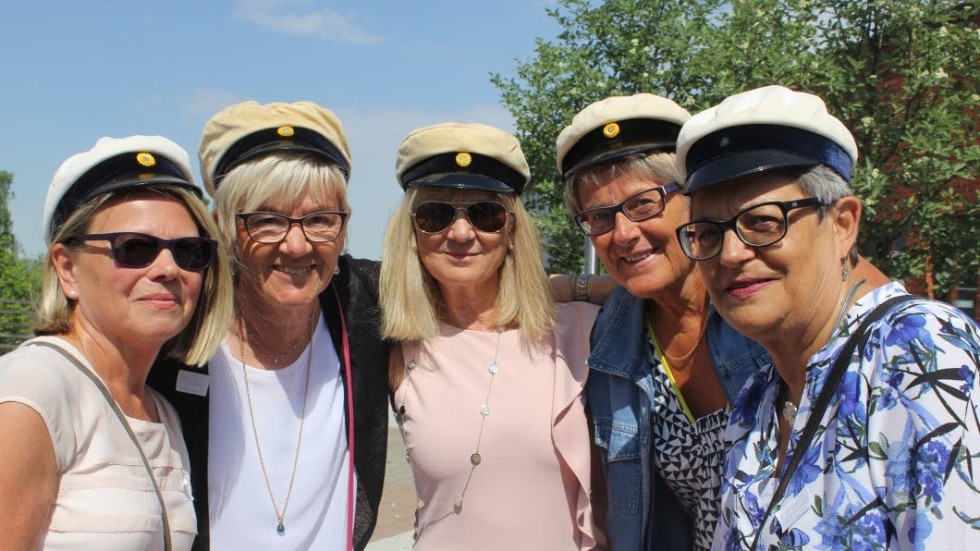 Birgitta Gustavsson, Boel Wetter, Agneta Österlund, Lena Pettersson och Britt-Marie Bredhammar, dagen till ära klädda i sina studentmössor.