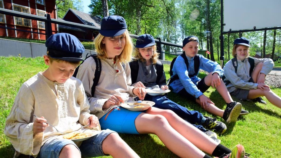 Femteklassarna i Eksjö kommun transporteras under tre dagar tillbaka hundra år i tiden vid Bruzaholms bruk.