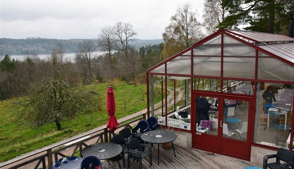 I den växthusliknande serveringslokalen ryms 50 - 60 gäster och lokalen skapar stora möjligheter för arrangemang för Lena Gunnarsson.